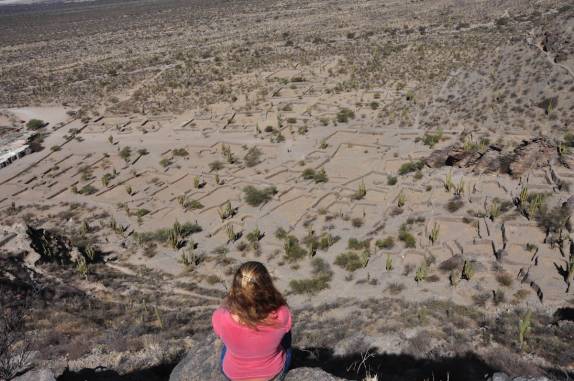 Observando as ruínas de Quilmes, próximo à Cafayate - Argentina